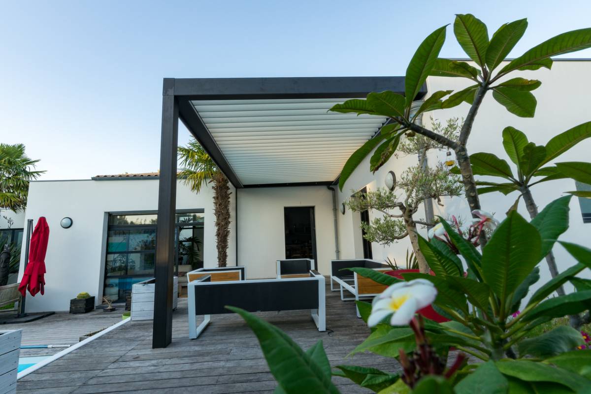 La pergola bioclimatique, entre élégance et confort